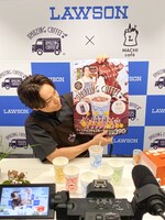 「アイスチョコチョコモ～モ～ with 黒糖わらびもち」を紹介するEXILE TETSUYA。