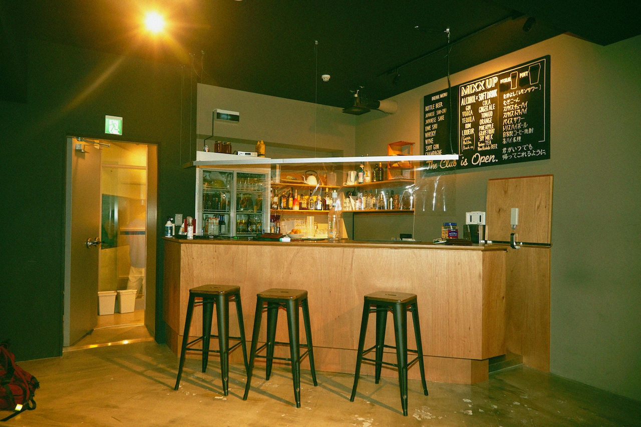 バーカウンター。飛沫防止用のビニールカーテンが設置されている。