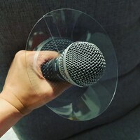 MC JOEが制作したマイクガード。（提供：LIVE HAUS）