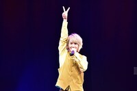 高らかにピースサインを掲げる末吉9太郎。