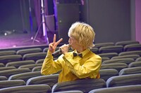 客席で歌う末吉9太郎。