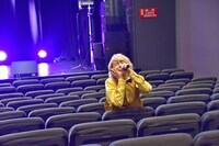 客席で歌う末吉9太郎。