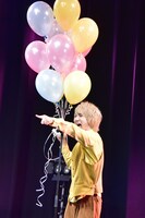 「それなー」と言いながらカメラに向かって指を差す末吉9太郎。