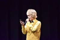 ライブ中にコメントを確認する末吉9太郎。