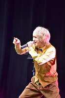 「それなー」と言いながらカメラに向かって指を指す末吉9太郎。