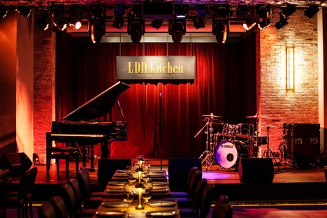 東京・LDH kitchen THE TOKYO HANEDAのステージの様子。