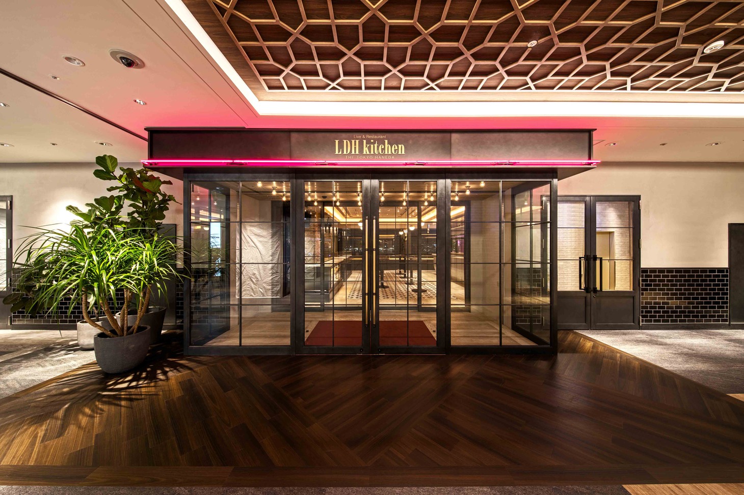 東京・LDH kitchen THE TOKYO HANEDAの外観。