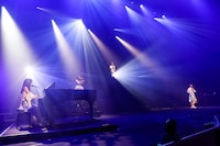 ピアノを演奏する大黒柚姫とTEAM SHACHIのメンバー。（撮影：笹森健一）