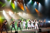 ブラス民と息の合ったパフォーマンスを披露するTEAM SHACHI。（撮影：笹森健一）