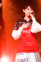 名古屋グランパスエイトのユニフォームを着てパフォーマンスする秋本帆華。（撮影：笹森健一）