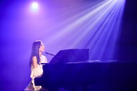 ピアノを演奏する大黒柚姫。（撮影：笹森健一）