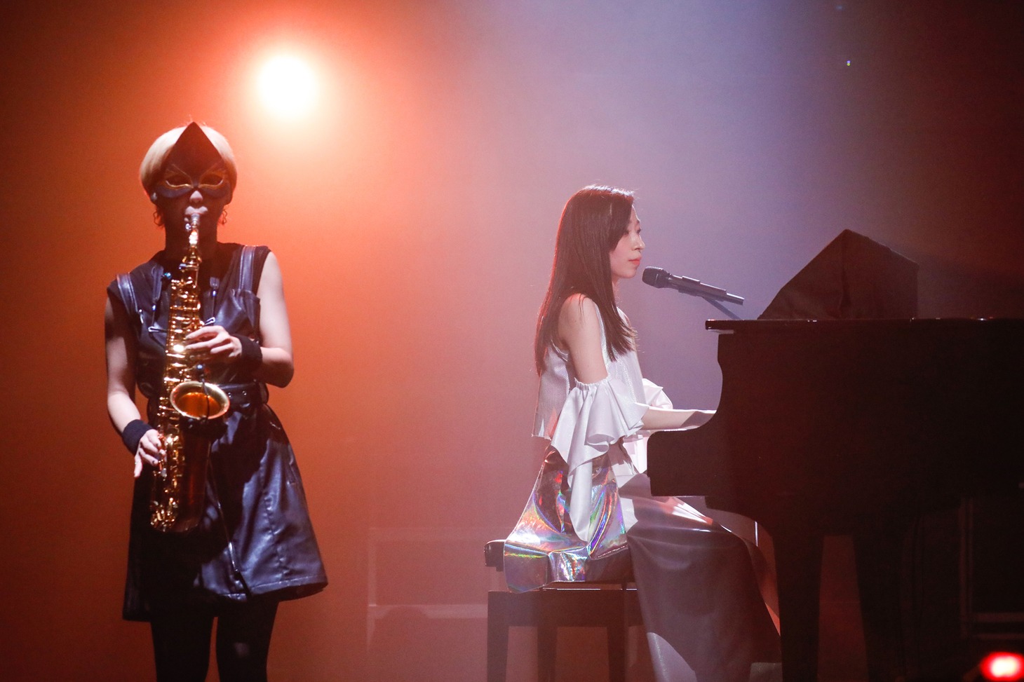 左からブラス民と大黒柚姫。（撮影：笹森健一）