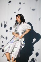 プロジェクションマッピングに合わせてキレのあるダンスを披露する坂本遥奈。（撮影：笹森健一）
