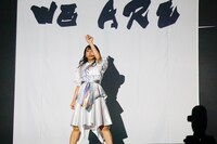 プロジェクションマッピングに合わせてキレのあるダンスを披露する坂本遥奈。（撮影：笹森健一）