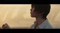 人気画像3位は「米津玄師『カロリーメイト』CMに出演、新曲『迷える羊』を解禁」より、米津玄師が出演する「カロリーメイト」の新CM「変わらないもの」編のワンシーン。