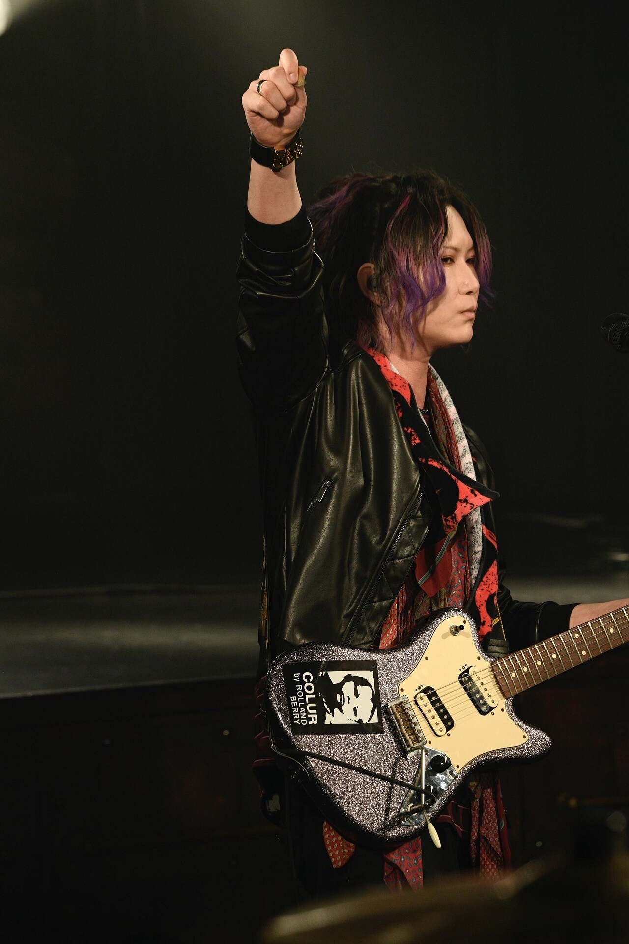 あらき、初めて尽くしの配信ライブでギターをかき鳴らして「はじめての