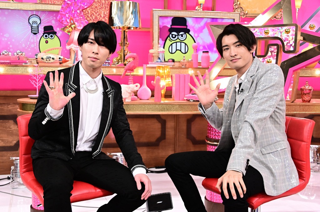 左からSnow Manの宮舘涼太、向井康二。(c)TBS