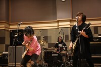 ヤバイTシャツ屋さん「無料だから許して！低画質！低音質！5曲だけライブ!!!」の様子。（写真提供：ユニバーサル シグマ）