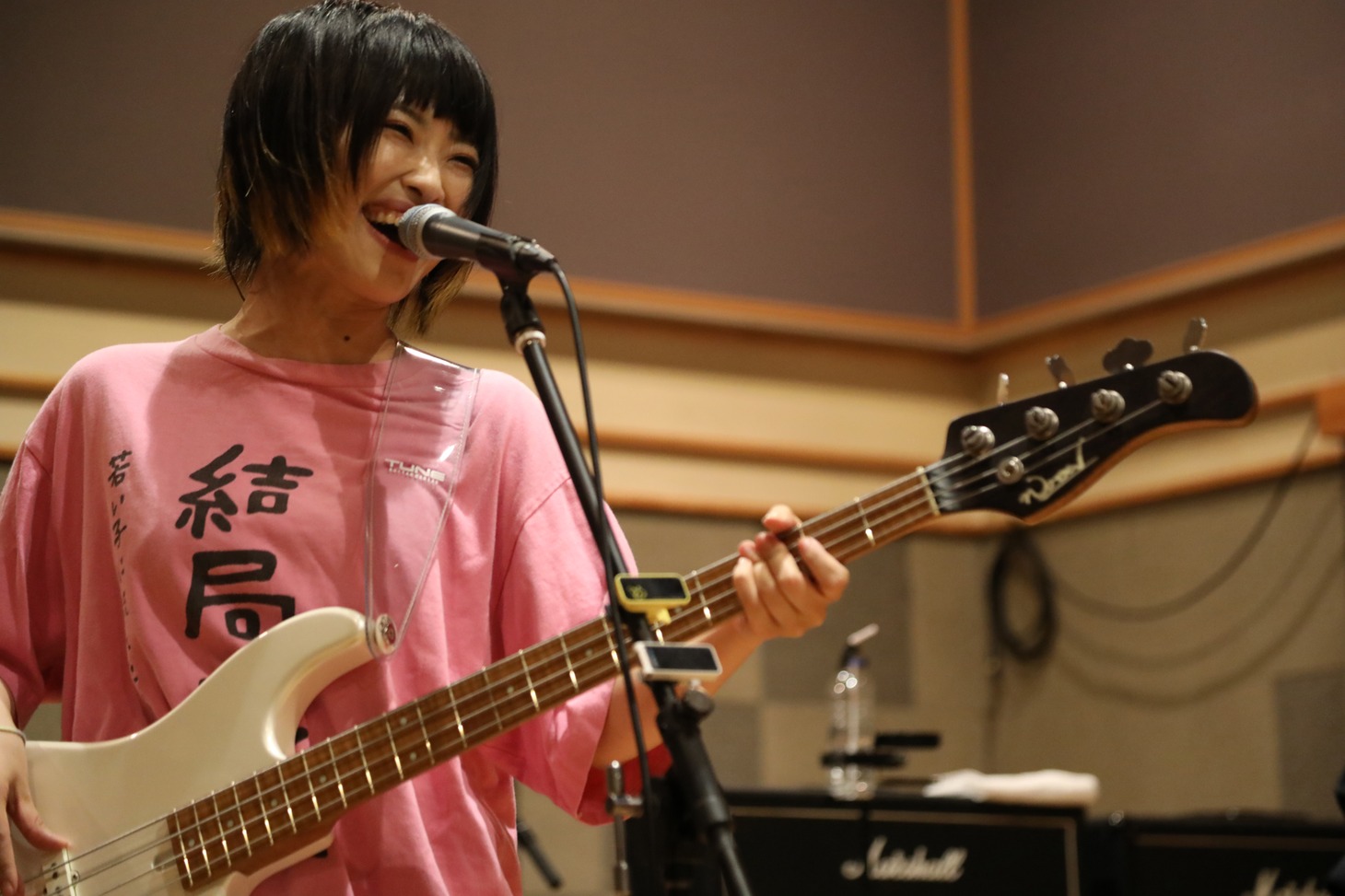しばたありぼぼ（B, Vo）（写真提供：ユニバーサル シグマ）