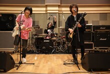 ヤバイTシャツ屋さん「無料だから許して！低画質！低音質！5曲だけライブ!!!」の様子。（写真提供：ユニバーサル シグマ）