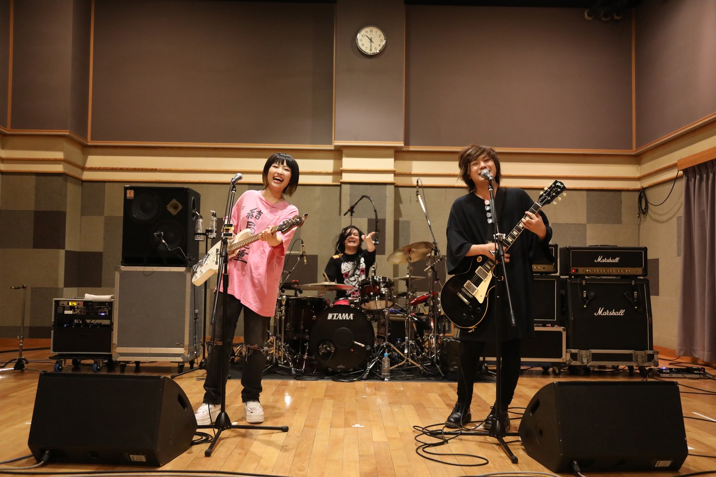 ヤバイTシャツ屋さん「無料だから許して！低画質！低音質！5曲だけライブ!!!」の様子。（写真提供：ユニバーサル シグマ）