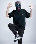 「メンバーソロパッチTシャツ」の着用イメージ。