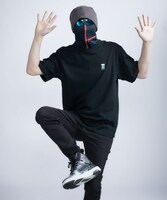 「メンバーソロパッチTシャツ」の着用イメージ。