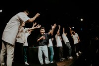 乾杯するメンバー。（Photo by @Hiroya Brian Nakano）