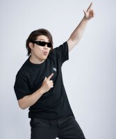 「メンバーソロパッチTシャツ」の着用イメージ。