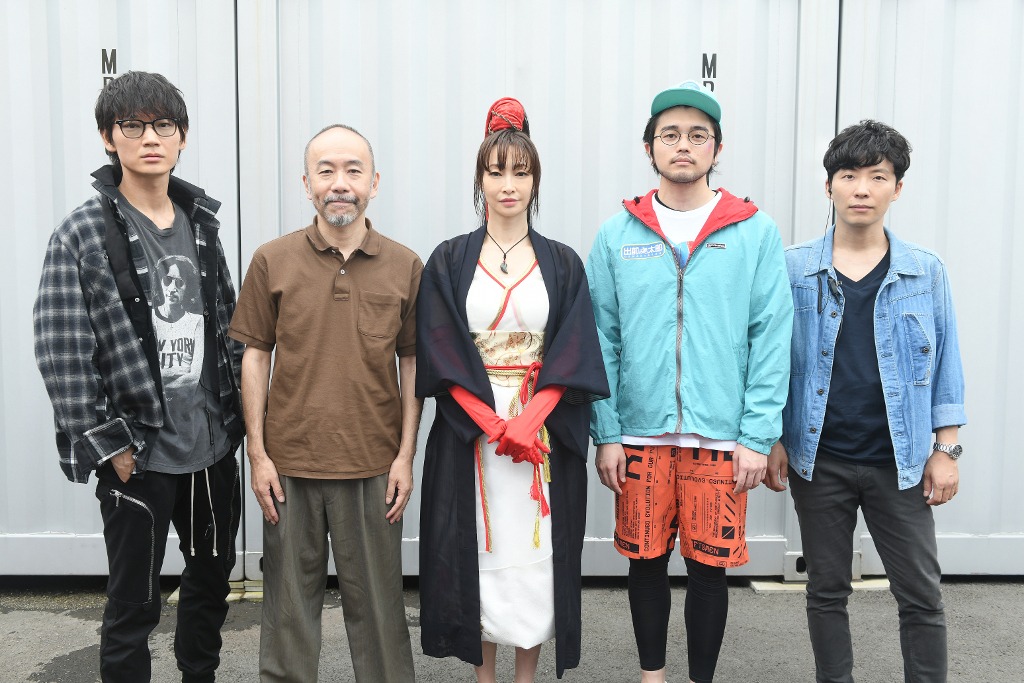 左から綾野剛、塚本晋也、りょう、井口理（King Gnu）、星野源。 (c)TBS