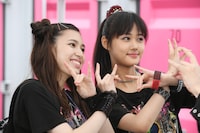 左から長見玲亜演じるモア、原菜乃華演じるスゥ。 (c)TBS