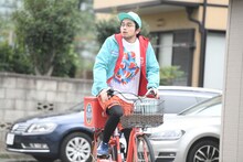 井口理（King Gnu）演じるメロンパン配達員・飛田。 (c)TBS