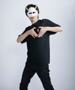 「メンバーソロパッチTシャツ」の着用イメージ。