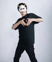 「メンバーソロパッチTシャツ」の着用イメージ。