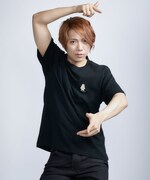 「メンバーソロパッチTシャツ」の着用イメージ。