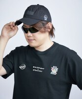 「メンバーソロ パッチCAP」の着用イメージ。