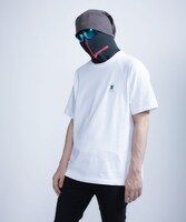 「メンバーソロパッチTシャツ」の着用イメージ。