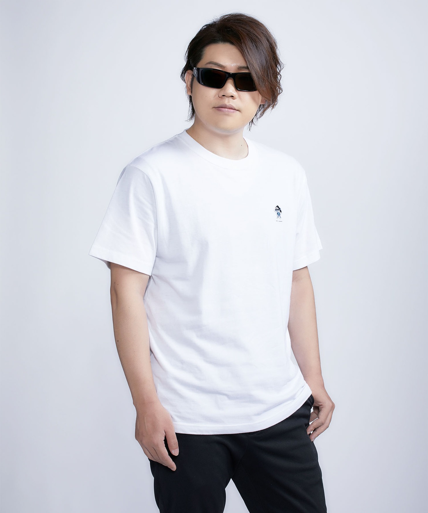 「メンバーソロパッチTシャツ」の着用イメージ。