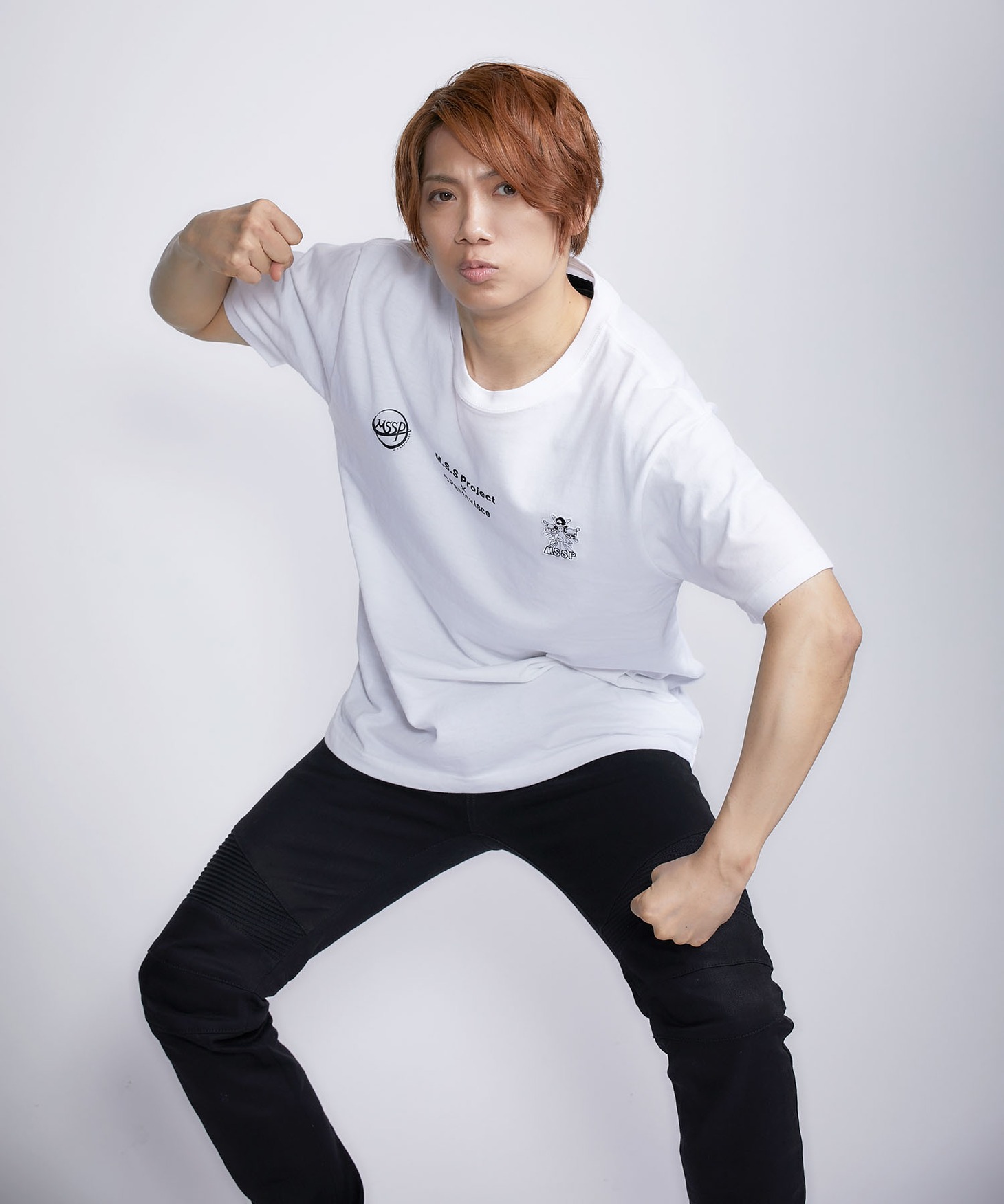 「プリント＆パッチTシャツ」の着用イメージ。