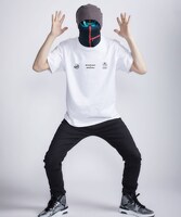 「プリント＆パッチTシャツ」の着用イメージ。