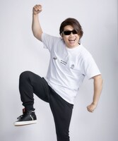 「プリント＆パッチTシャツ」の着用イメージ。