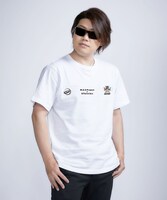 「プリント＆パッチTシャツ」の着用イメージ。