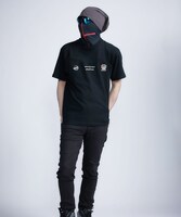 「プリント＆パッチTシャツ」の着用イメージ。