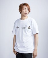 「プリント＆パッチTシャツ」の着用イメージ。