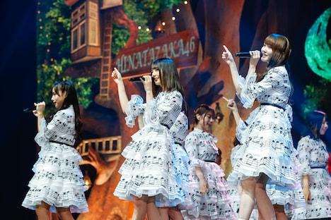 左から齊藤京子、小坂菜緒、加藤史帆。(撮影:上山陽介)