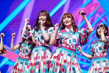 左から高本彩花、高瀬愛奈。（撮影：上山陽介）