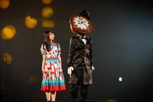 左から上村ひなの、時間にうるさい時計。（撮影：上山陽介）