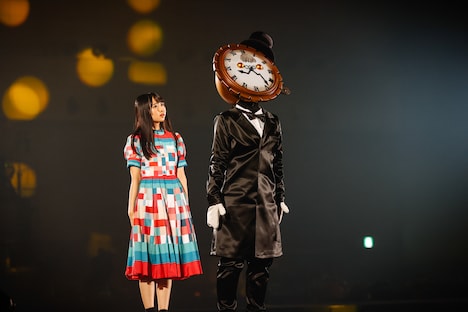 左から上村ひなの、時間にうるさい時計。(撮影:上山陽介)