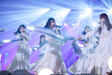「こんなに好きになっちゃっていいの？」を披露する日向坂46。（撮影：上山陽介）