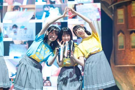 左から金村美玖、上村ひなの、山口陽世。(撮影:上山陽介)